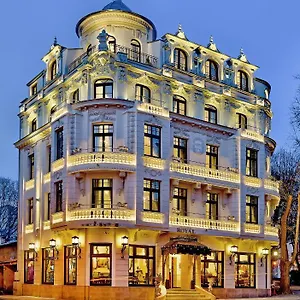 rezervați aici