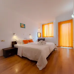 rezervați aici