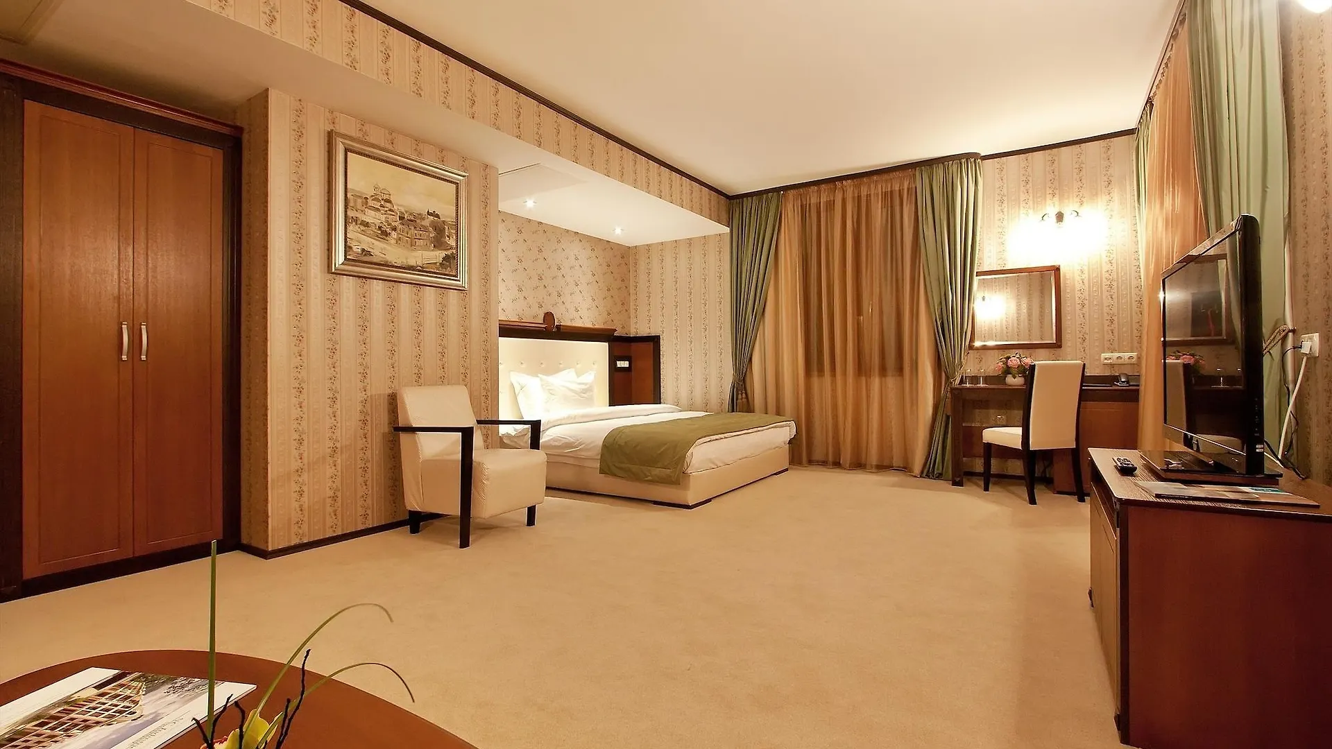 Best Western Plus Bristol Hotel Sofia 4*,